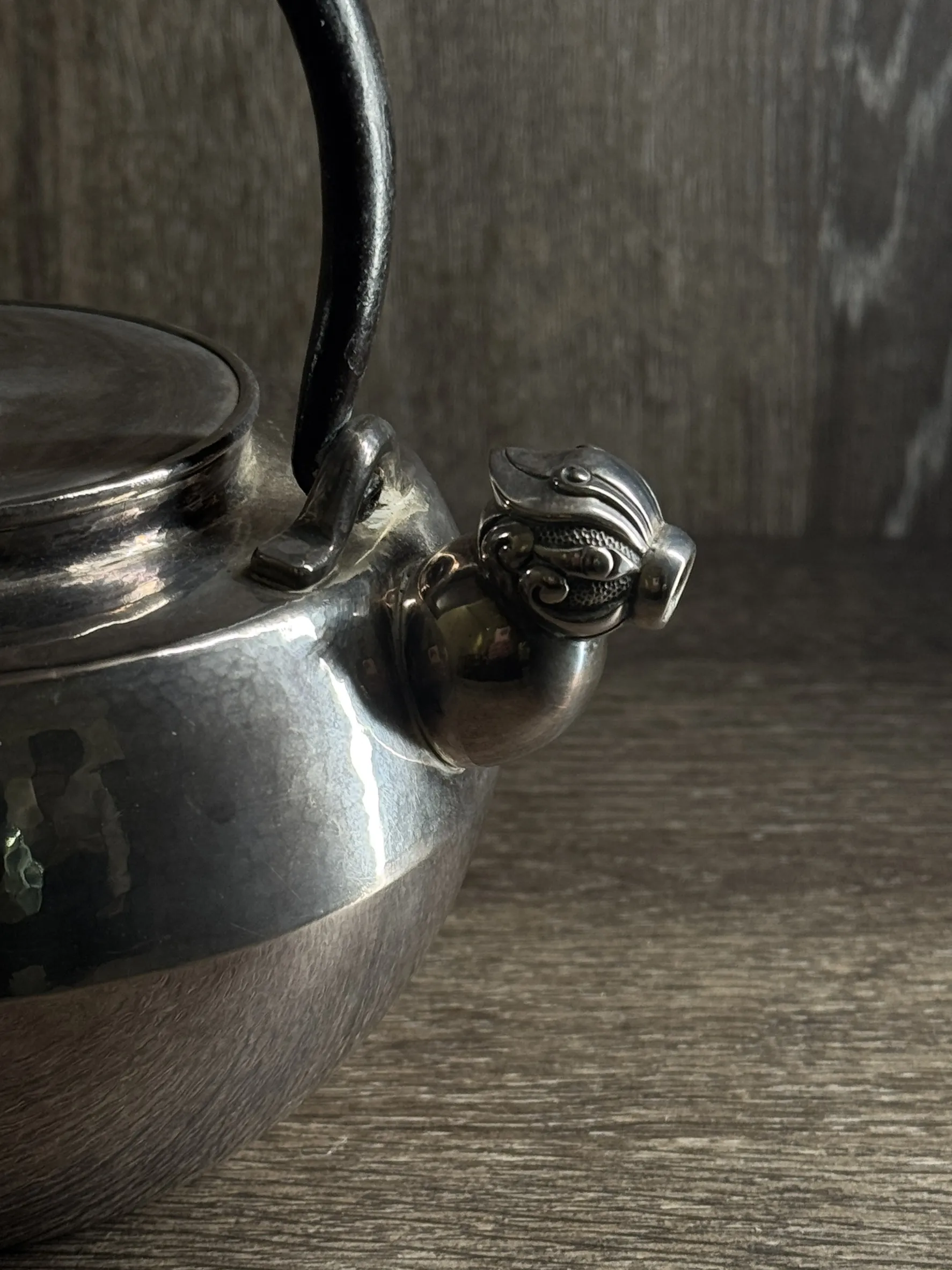 竹影堂榮真作 鐵把獸口槌目 純銀湯沸