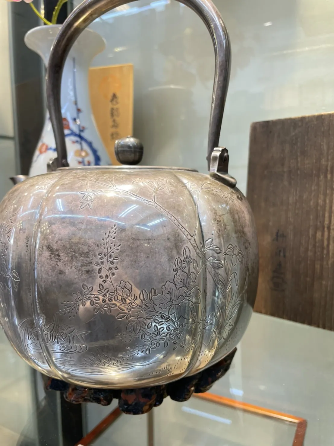 二代村田耕閑作 阿古陀形花草彫純銀大湯沸