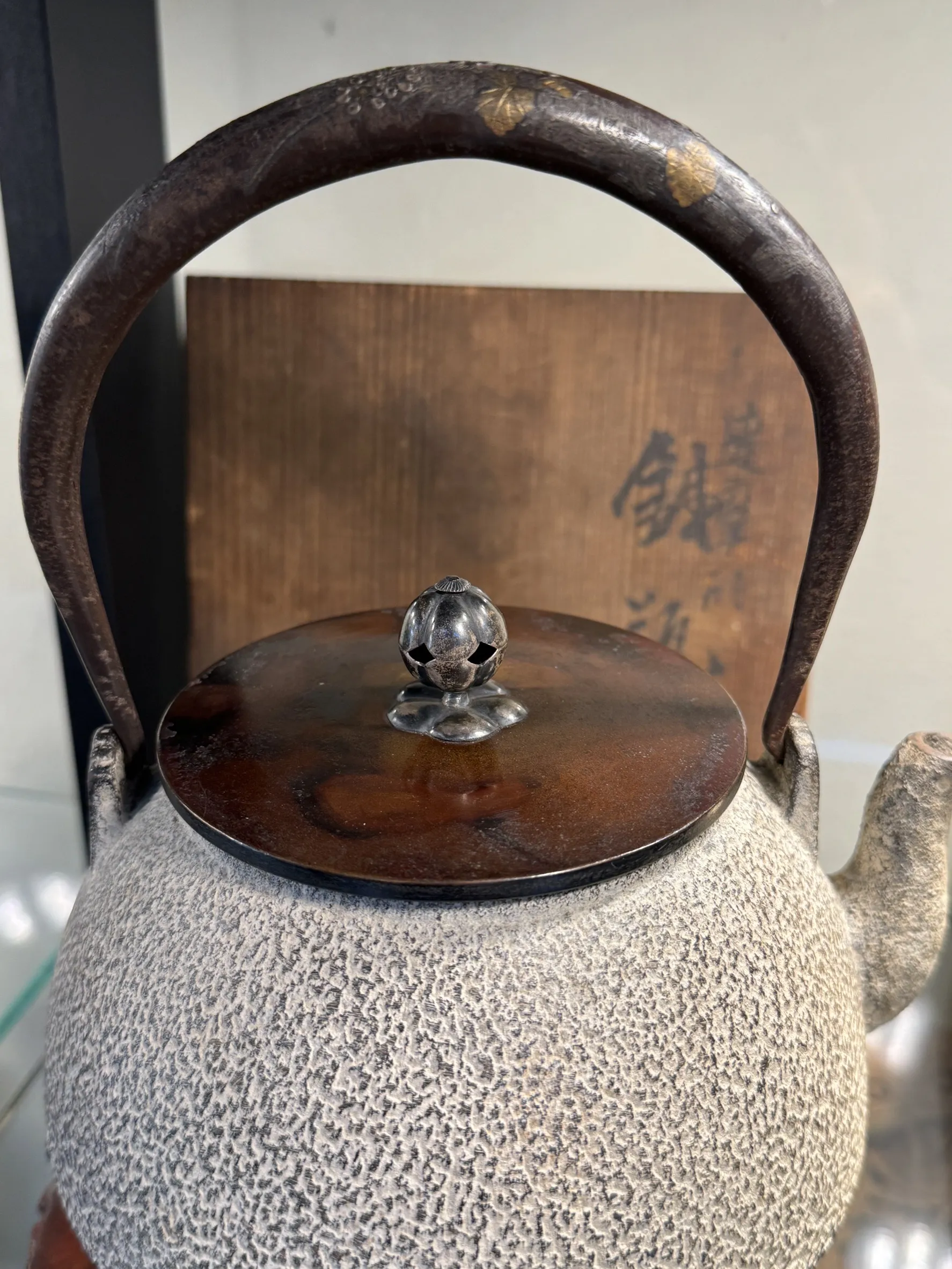 光玉堂 白肌達摩形 銀摘銀象嵌把老鐵瓶