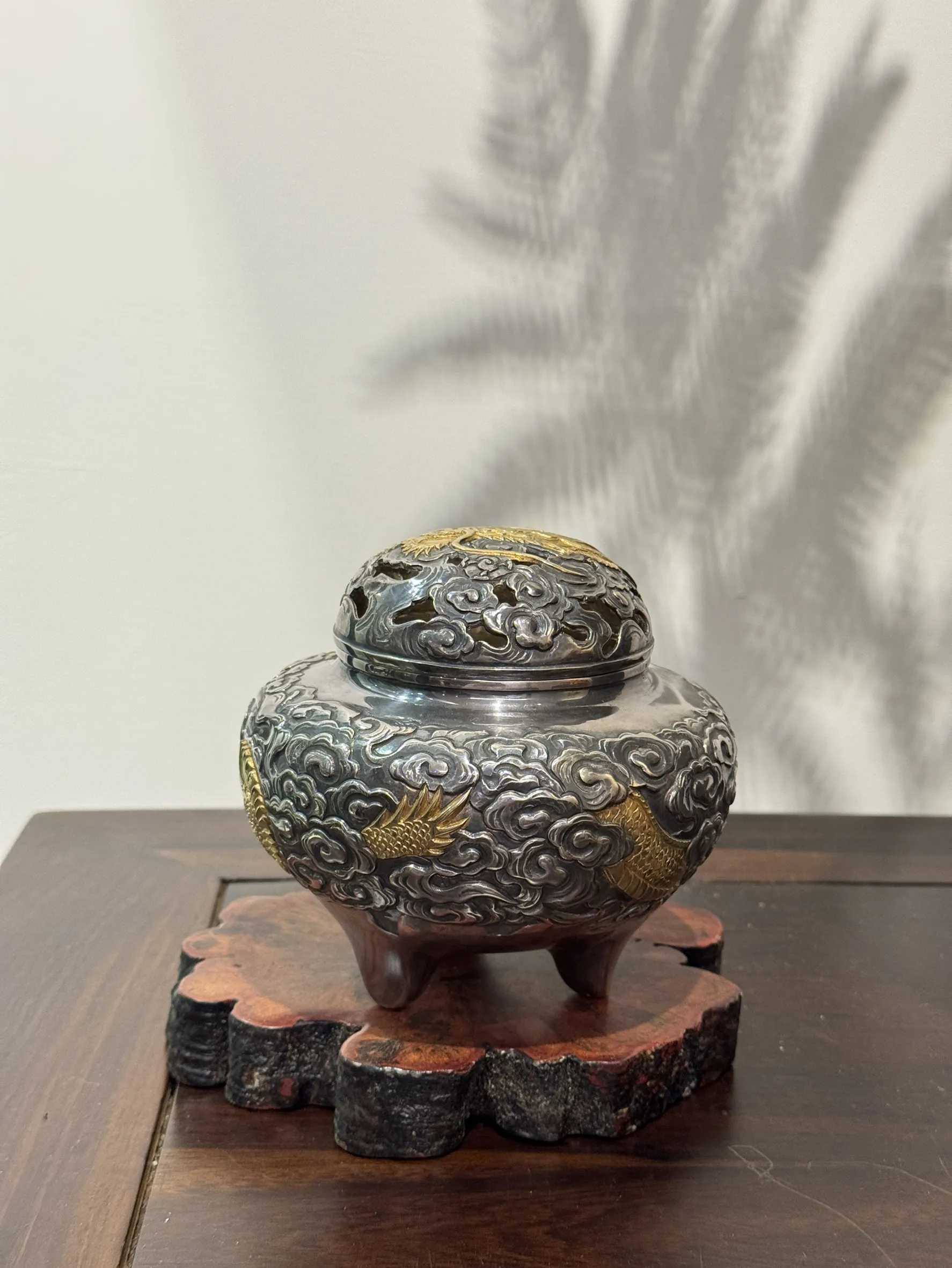 六代藏六 嵌金雲龍 純銀香爐