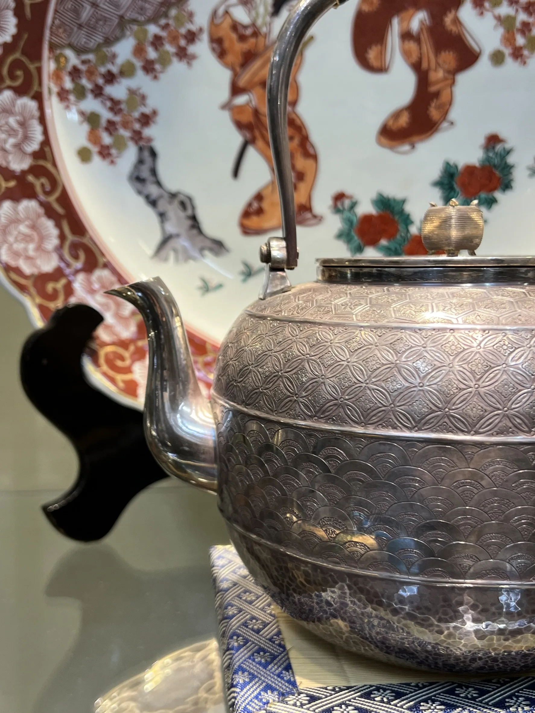 明治一晃齋作 燻紫手打金襴模樣 純銀湯沸