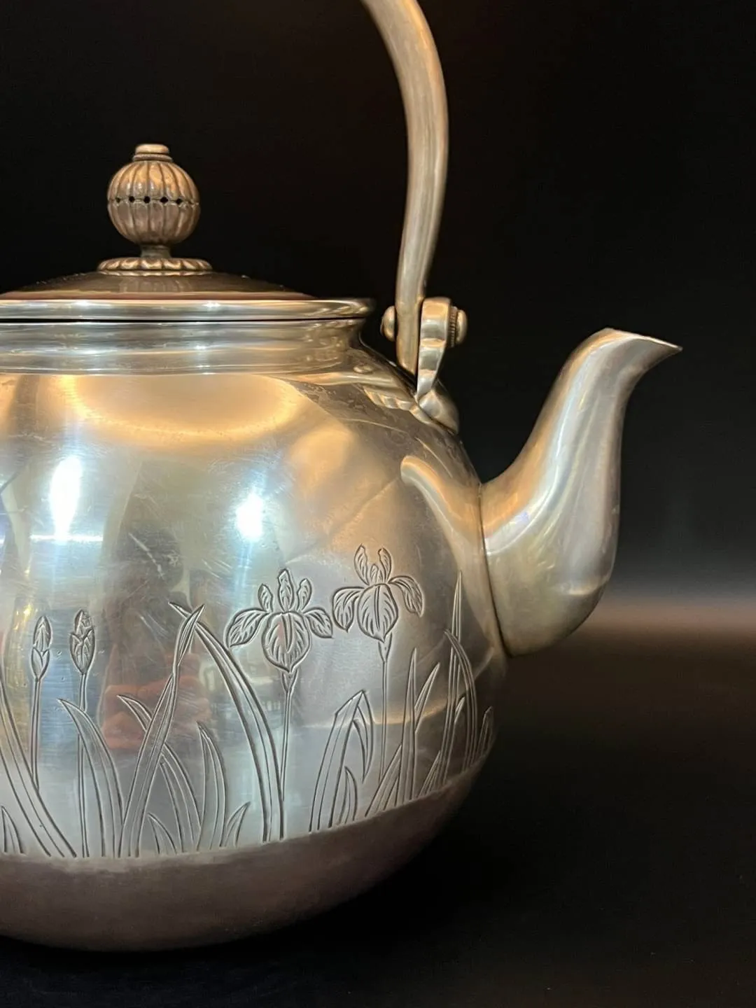 鐵邦作 河畔花草紋彫 純銀大湯沸