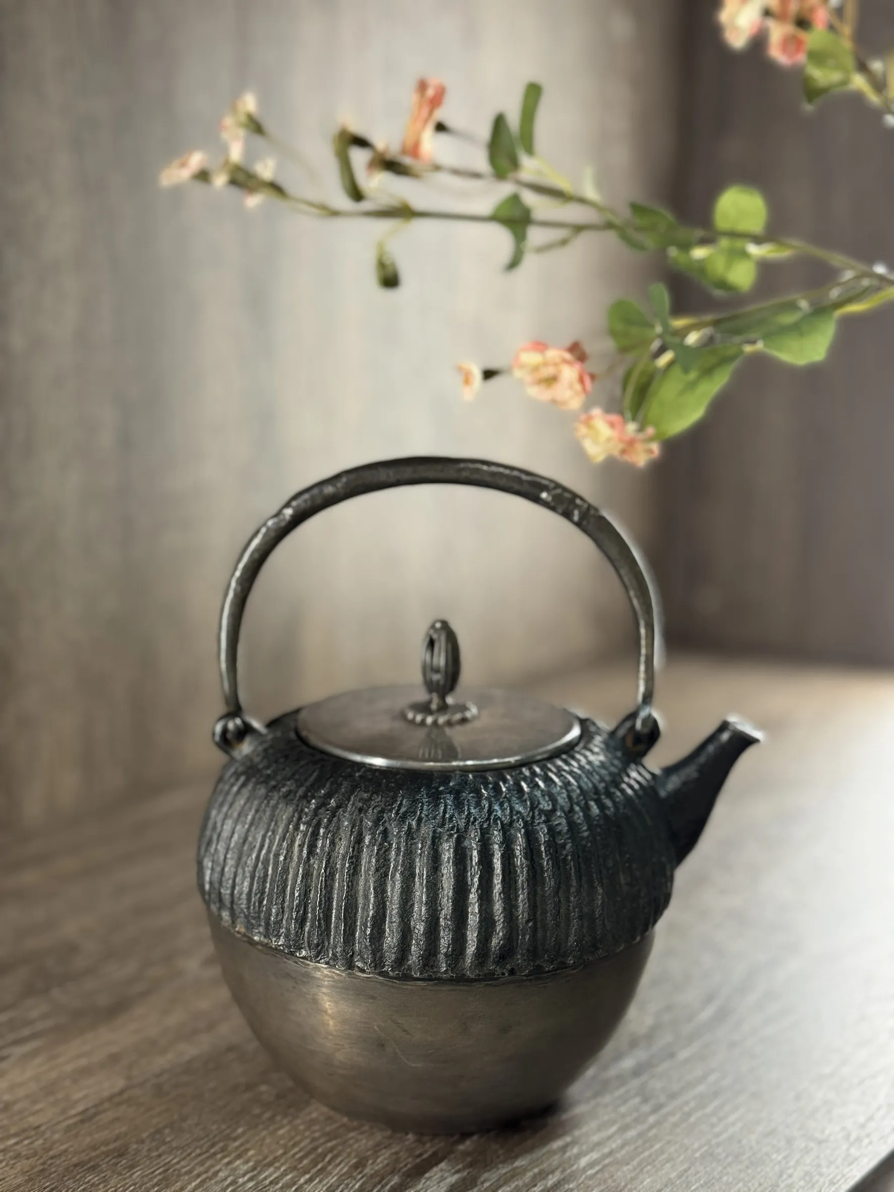 二代藏六作 銀包銅蓋 菊形1/2張打鐵銀壺