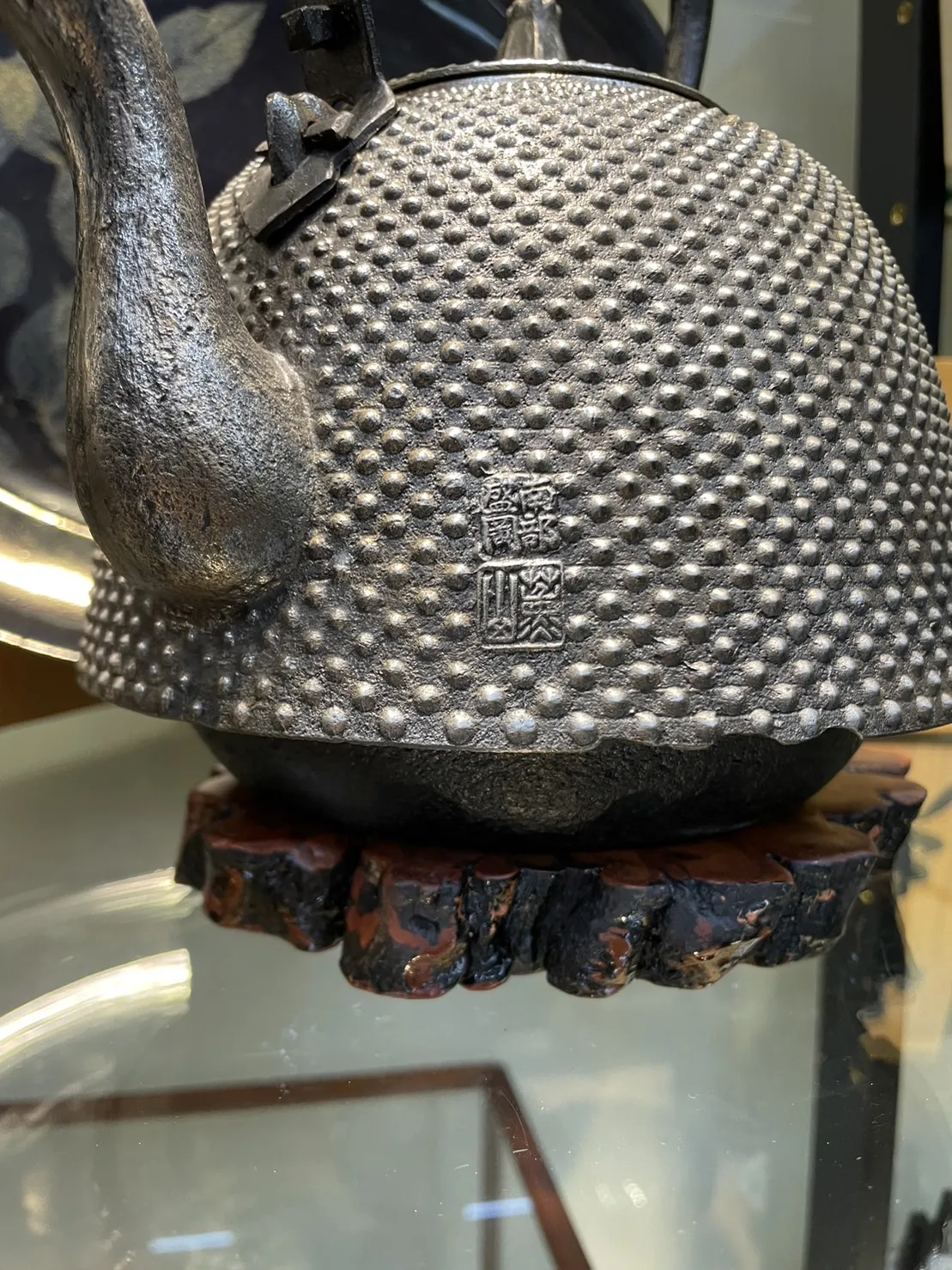 薰山作 尾垂富士山型霰紋砂鐵壺