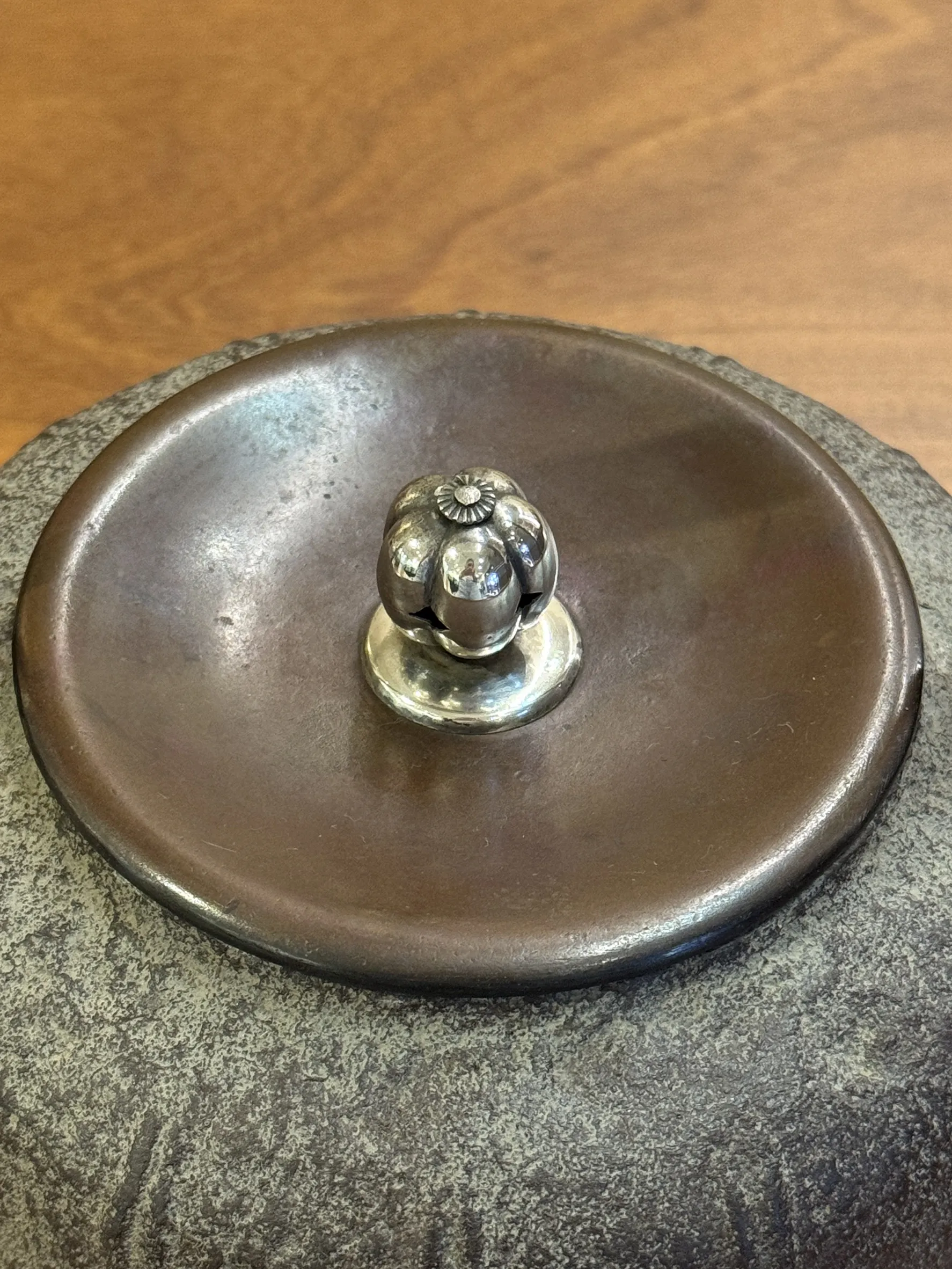 金壽堂作 銀摘菊桐紋 金銀象嵌鳳凰把老鐵壺