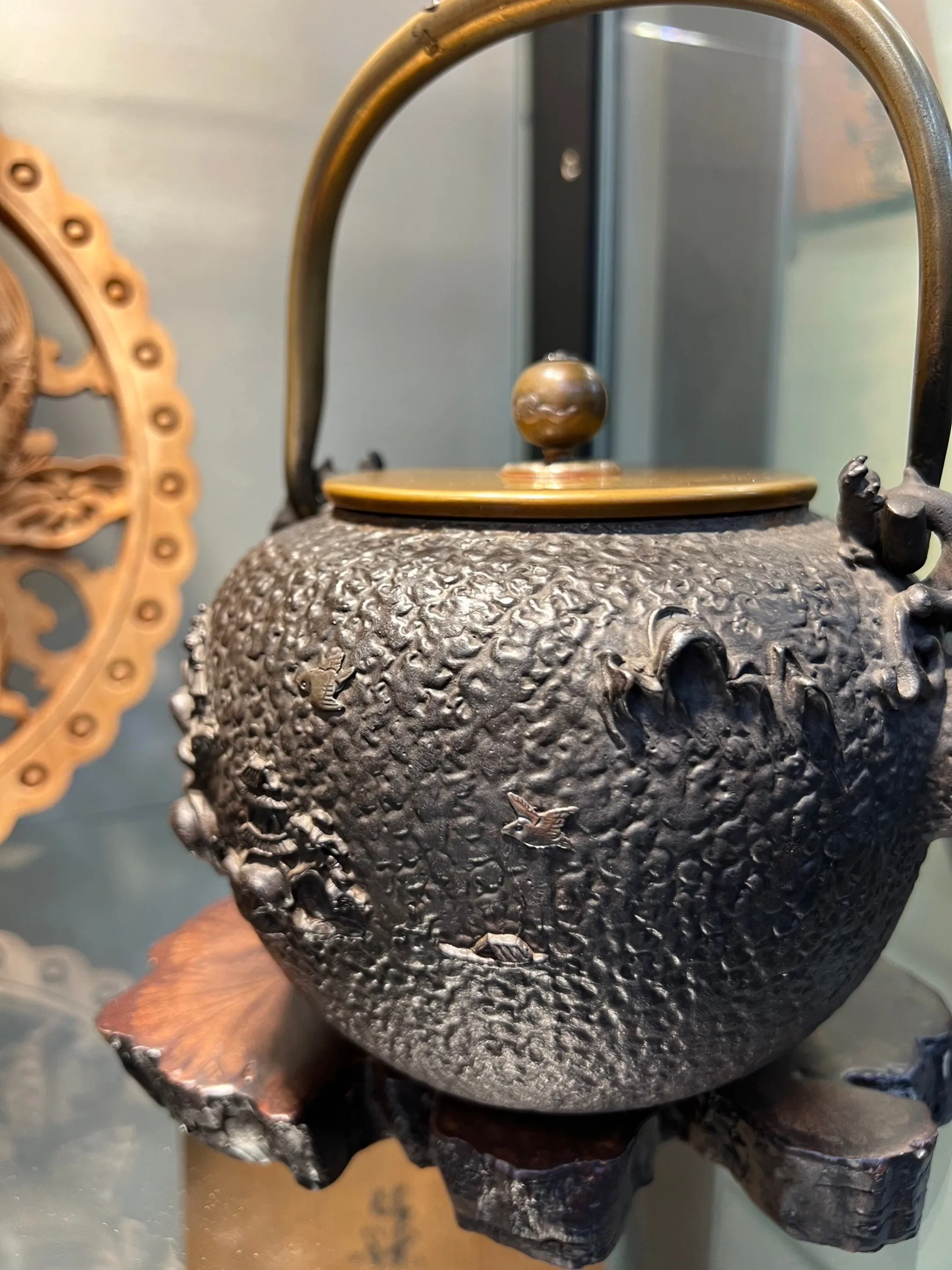 龜文堂寶珠型波千鳥嵌銀老鐵瓶