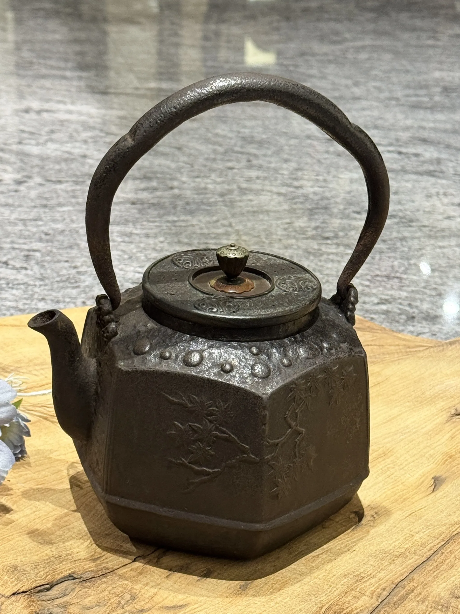 晴壽堂作 三彎把六面型花鳥紋老鐵瓶