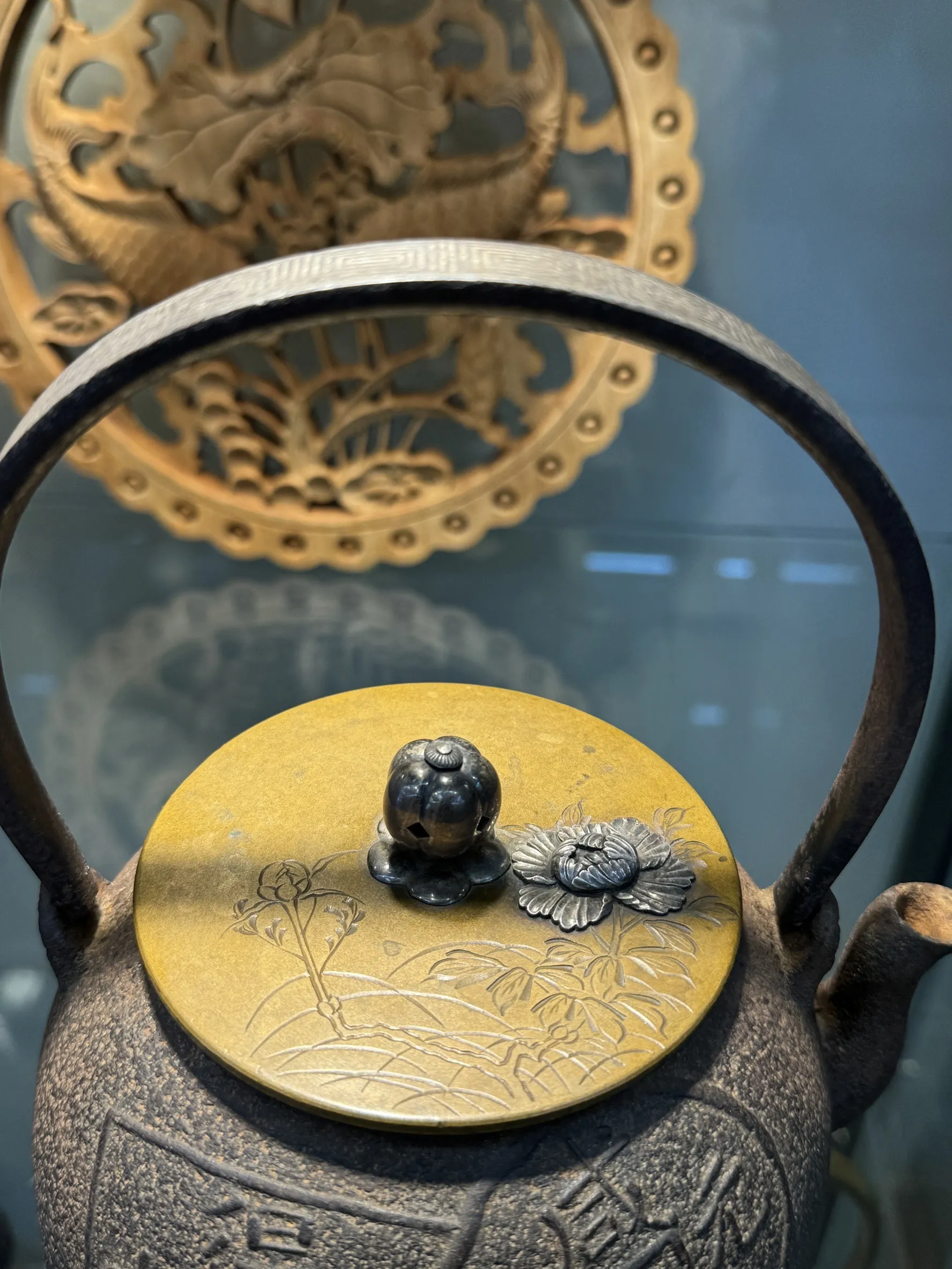 松榮堂作 古錢紋銀紋把銀摘 銀鑲嵌牡丹蓋老鐵瓶