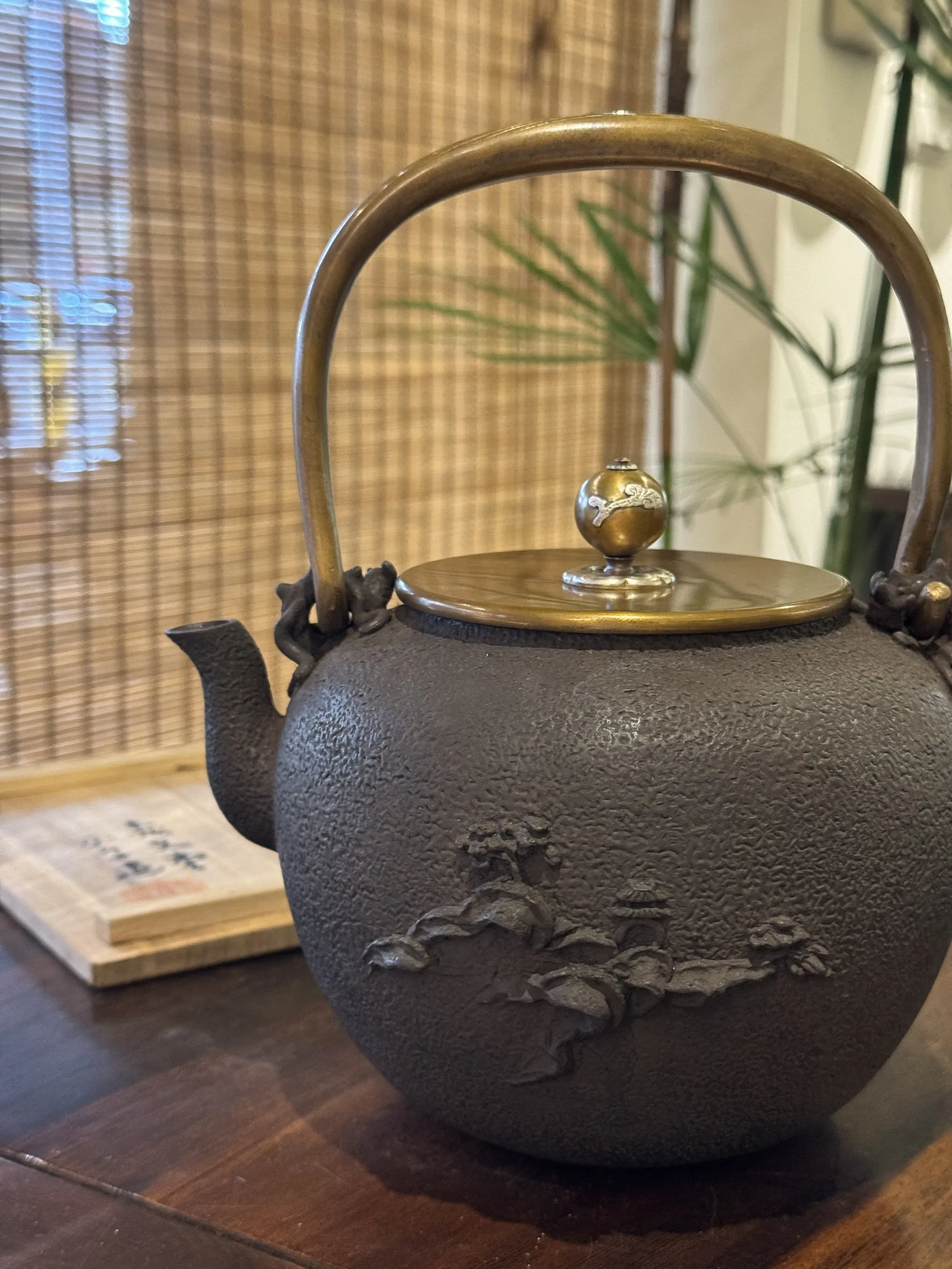 龜文堂堂主 波多野正平作 溪山觀月圖 老鐵壺