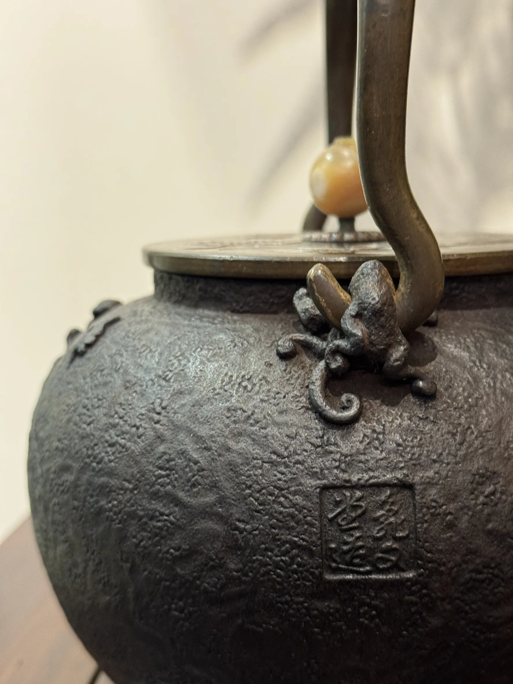 龜文堂 山水家屋 花蝴蝶嵌銀蓋 嵌銀把 老鐵壺