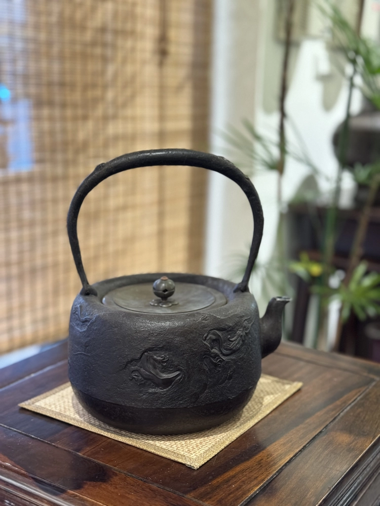 龍盛堂 富士山 雲龍紋 銀口 老鐵壺