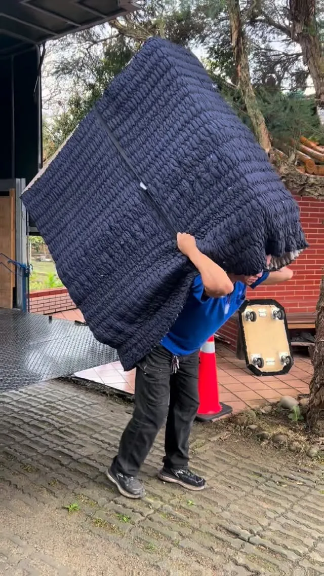 省下體力，留給家人。 專業的搬運重任，請放心交給周帥。 #周帥專業搬家 #健身男孩 #家庭垃圾清運｜桃園搬家公司