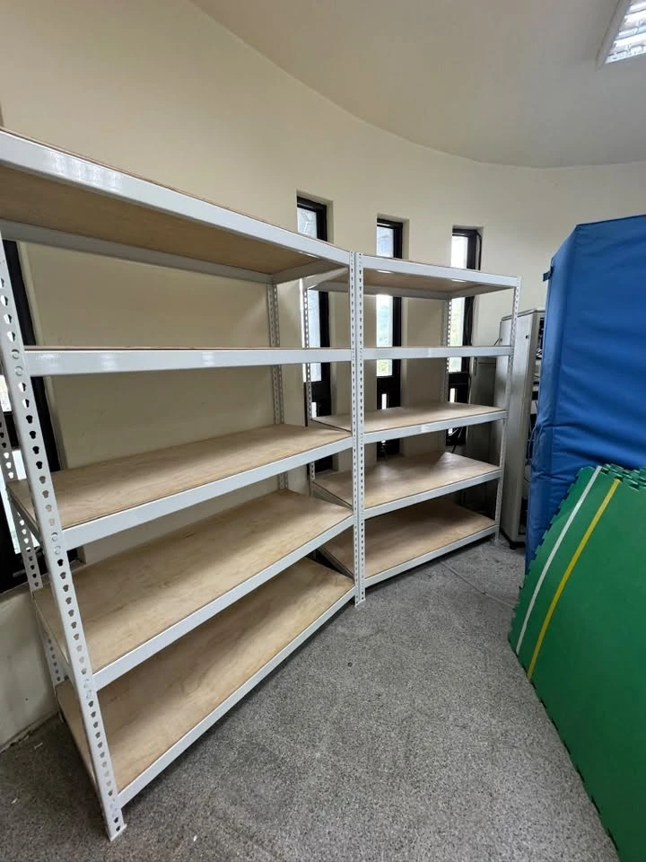 大坑國小體育器材室｜高強度白色角鋼架