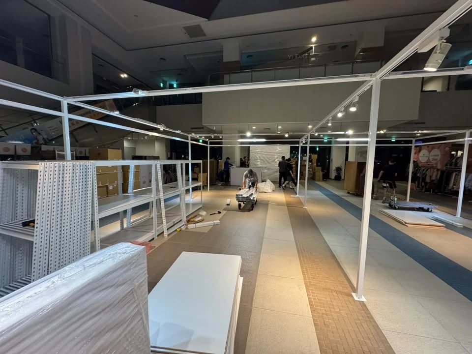台中三井 Outlet New Balance｜純白色消光質感角鋼架