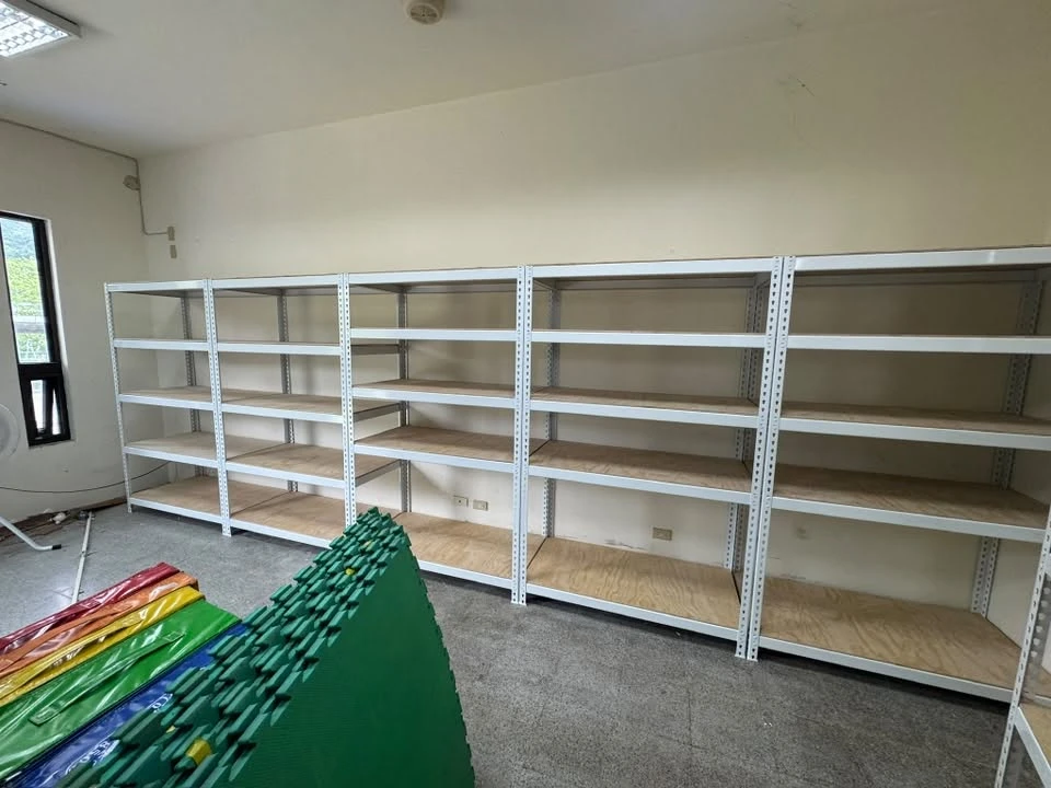 大坑國小體育器材室｜高強度白色角鋼架