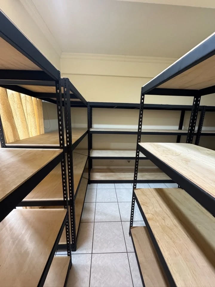 台中西區商辦｜質感消光黑免螺絲角鋼