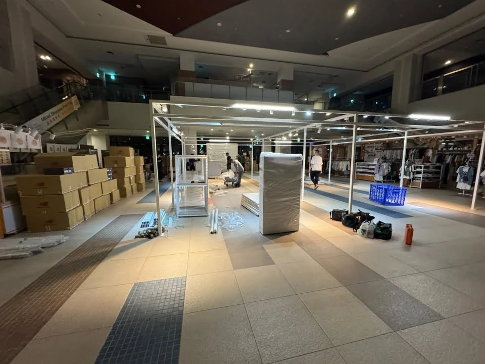台中三井 Outlet New Balance｜純白色消光質感角鋼架