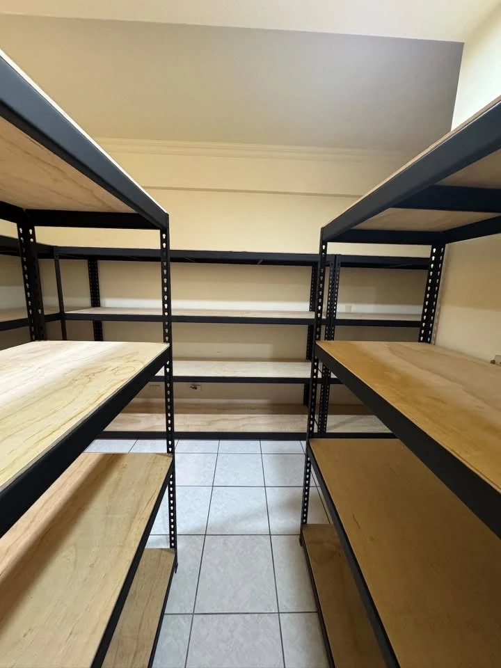 台中西區商辦｜質感消光黑免螺絲角鋼