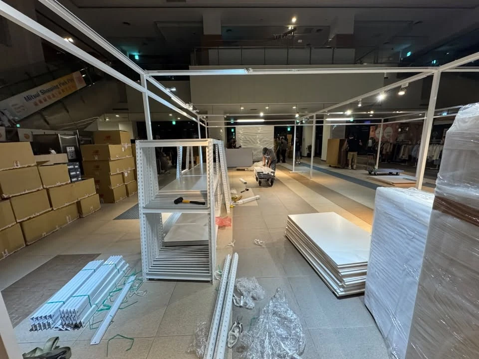 台中三井 Outlet New Balance｜純白色消光質感角鋼架