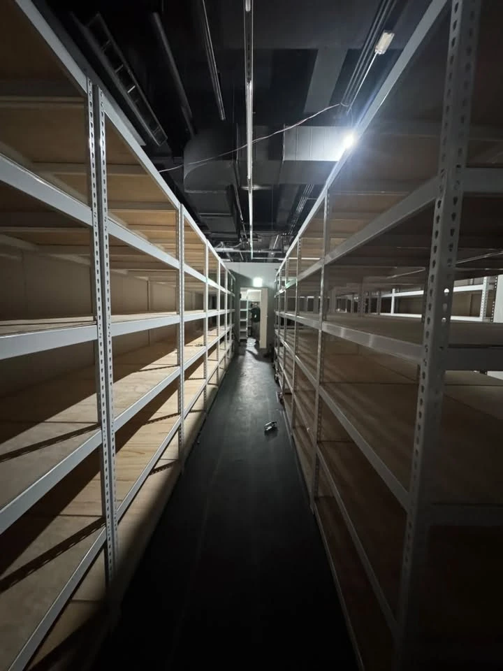 台中三井 Outlet New Balance｜無螺絲角鋼架