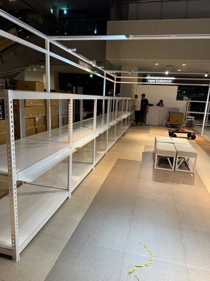 台中三井 Outlet New Balance｜純白色消光質感角鋼架