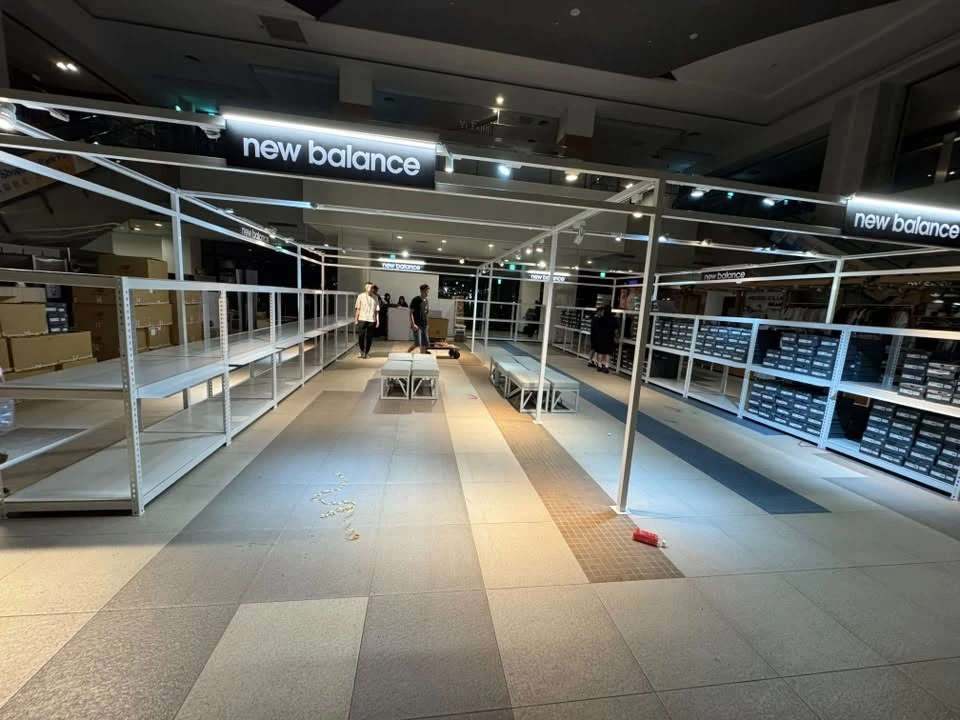 台中三井 Outlet New Balance｜純白色消光質感角鋼架