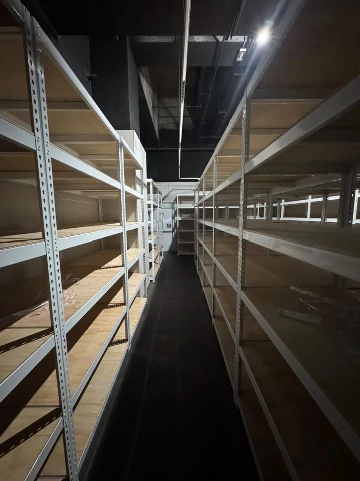 台中三井 Outlet New Balance｜無螺絲角鋼架