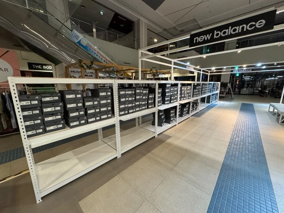 台中三井 Outlet New Balance｜純白色消光質感角鋼架