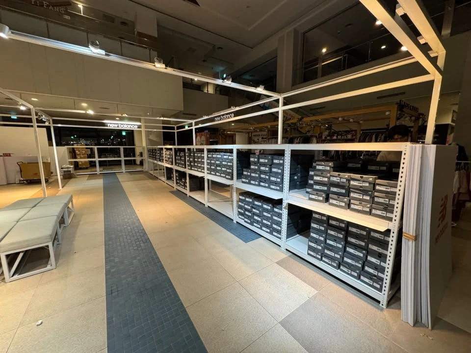 台中三井 Outlet New Balance｜純白色消光質感角鋼架