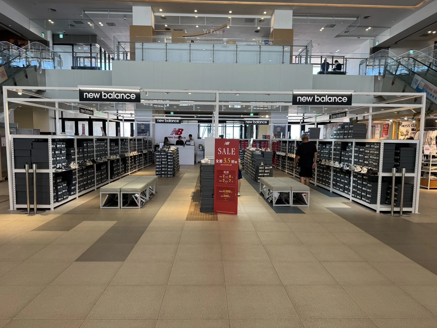 台中三井 Outlet New Balance｜純白色消光質感角鋼架