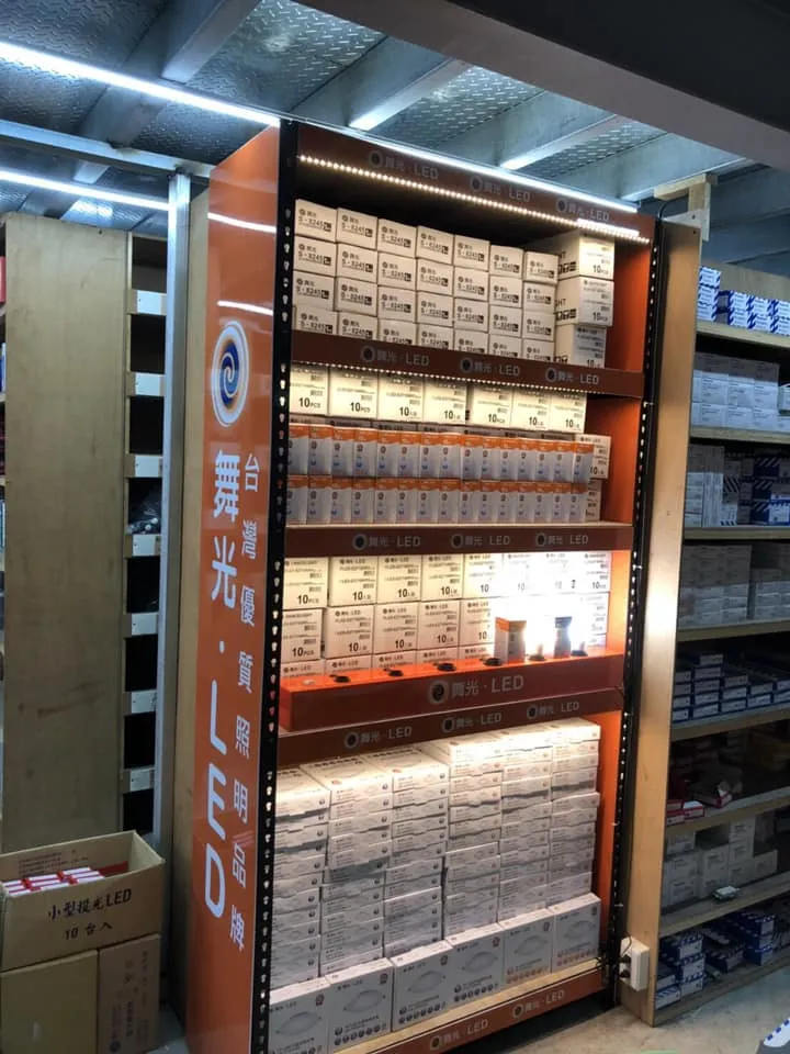 （舞光LED.產品擺設）消光黑免螺絲角鋼架（封背板樣式）(感謝舞光LED提供)｜免螺絲角鋼｜台中免螺絲角鋼