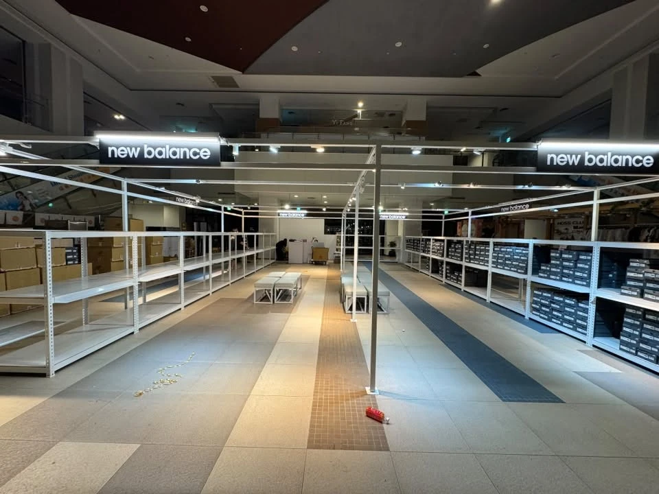 台中三井 Outlet New Balance｜純白色消光質感角鋼架