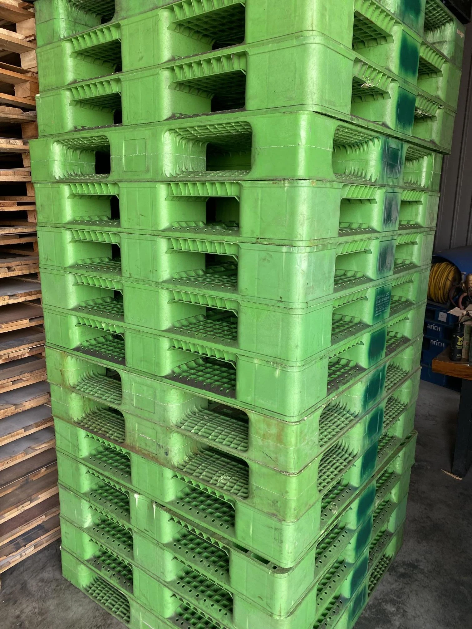  中古重型塑膠棧板