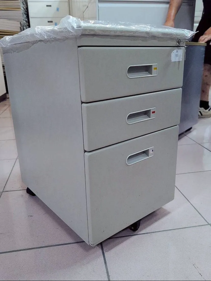 中古活動櫃（附鎖）