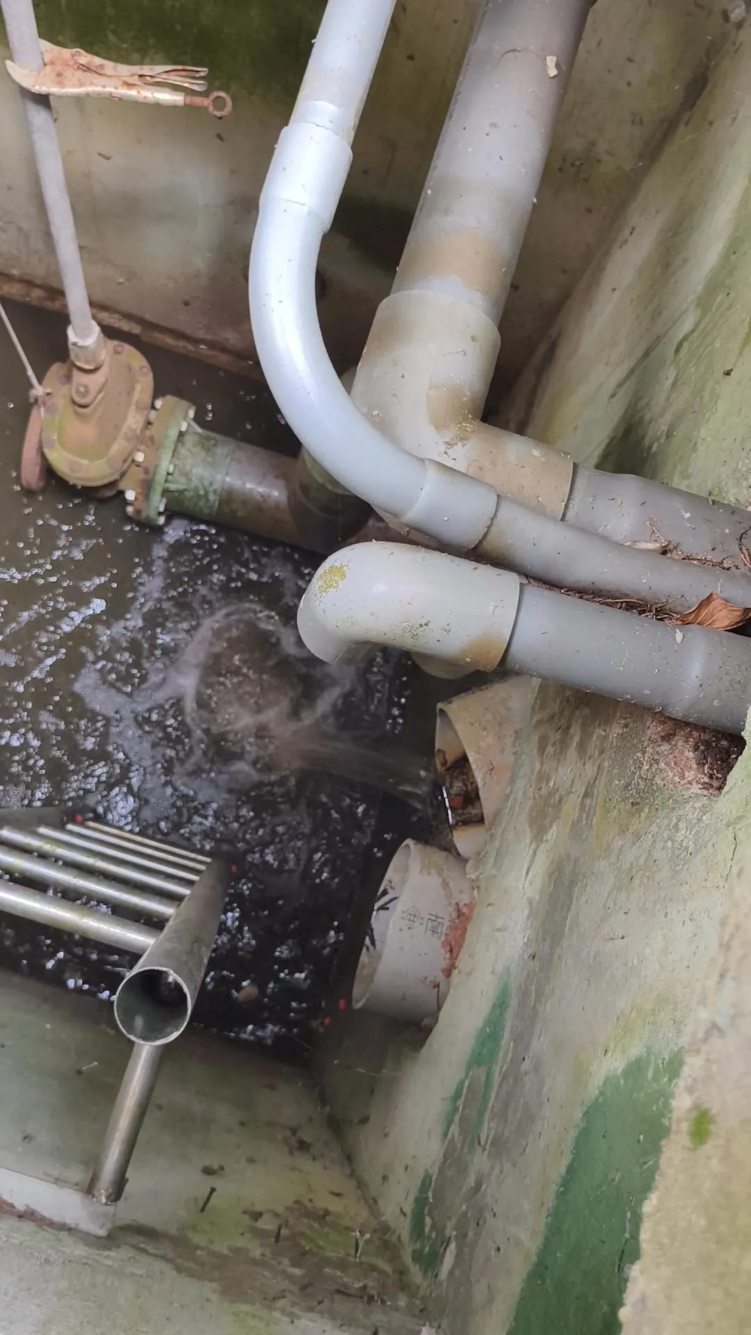 因水溝堵塞好幾年，一直無人能解決問題