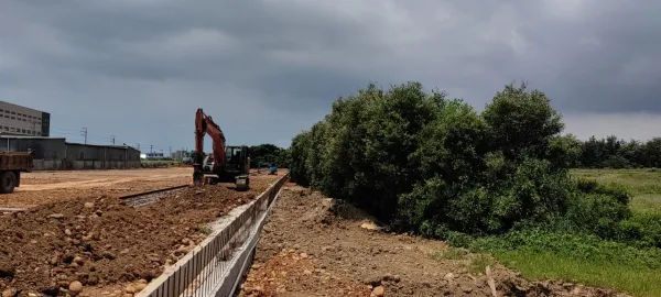 新建廠區周邊樹木矮化，雜草割除，樹枝葉清運