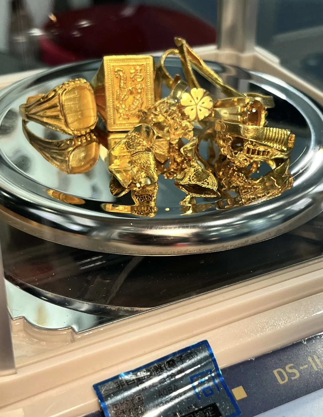 黃金價格高檔震盪，老舊金飾該留還是該賣？暴跌前先斷捨離，換回現金更安心