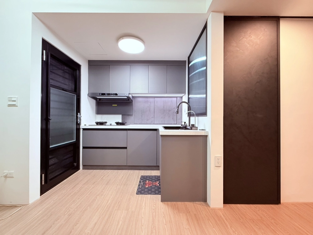 黑白灰平衡美學-40年老宅翻修