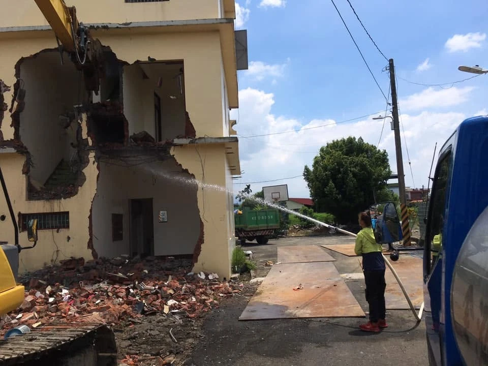 配合拆除工程，抑制揚塵，道路清洗