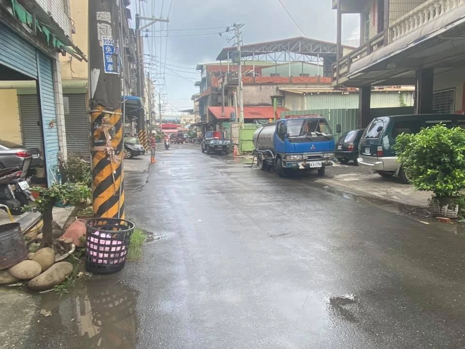 配合透天案地基開挖，抑制揚塵，道路清洗
