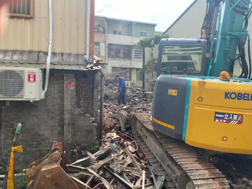配合拆除工程，抑制揚塵，道路清洗