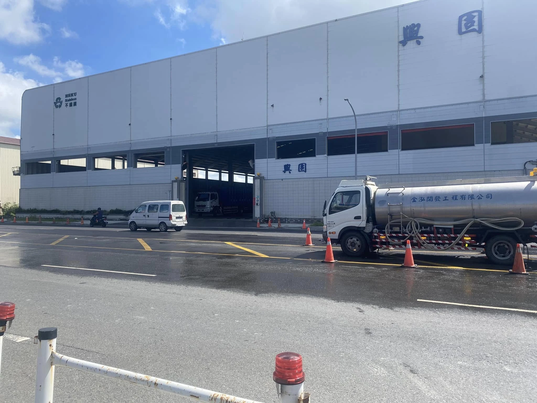 道路施工，灑水抑制揚塵