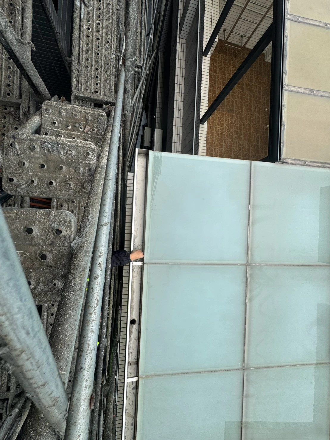 毅上豪建設公司(鳳翔案場)工作項目-高壓清洗臨房內外牆面