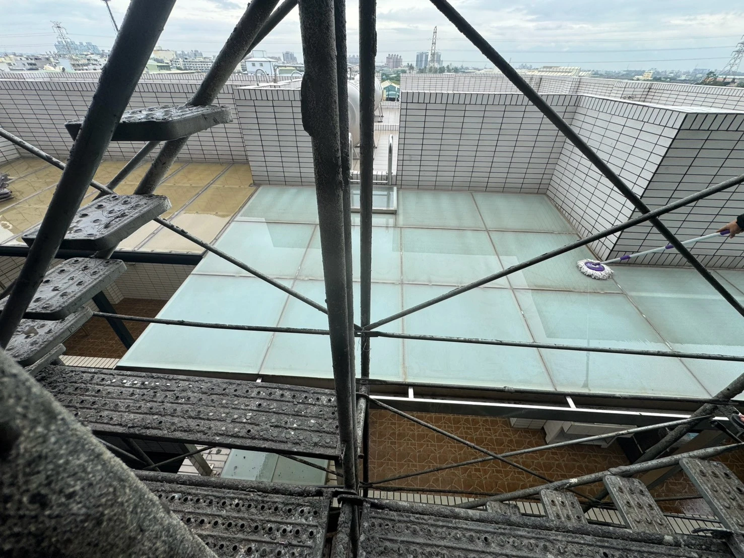 毅上豪建設公司(鳳翔案場)工作項目-高壓清洗臨房內外牆面