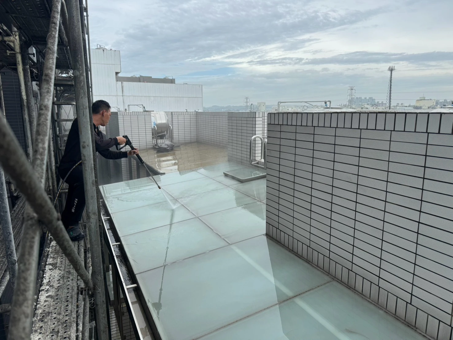 毅上豪建設公司(鳳翔案場)工作項目-高壓清洗臨房內外牆面