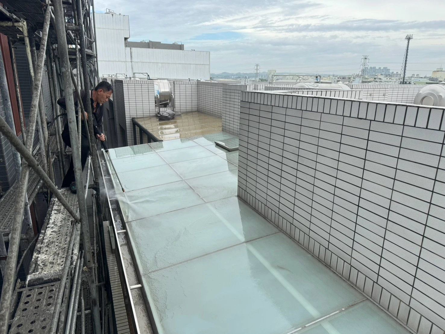 毅上豪建設公司(鳳翔案場)工作項目-高壓清洗臨房內外牆面