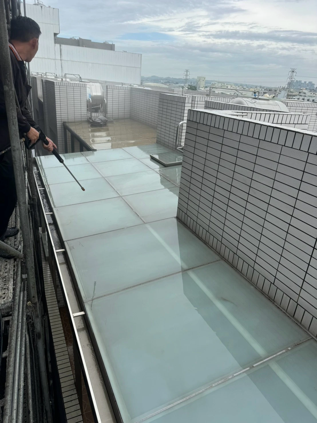 毅上豪建設公司(鳳翔案場)工作項目-高壓清洗臨房內外牆面