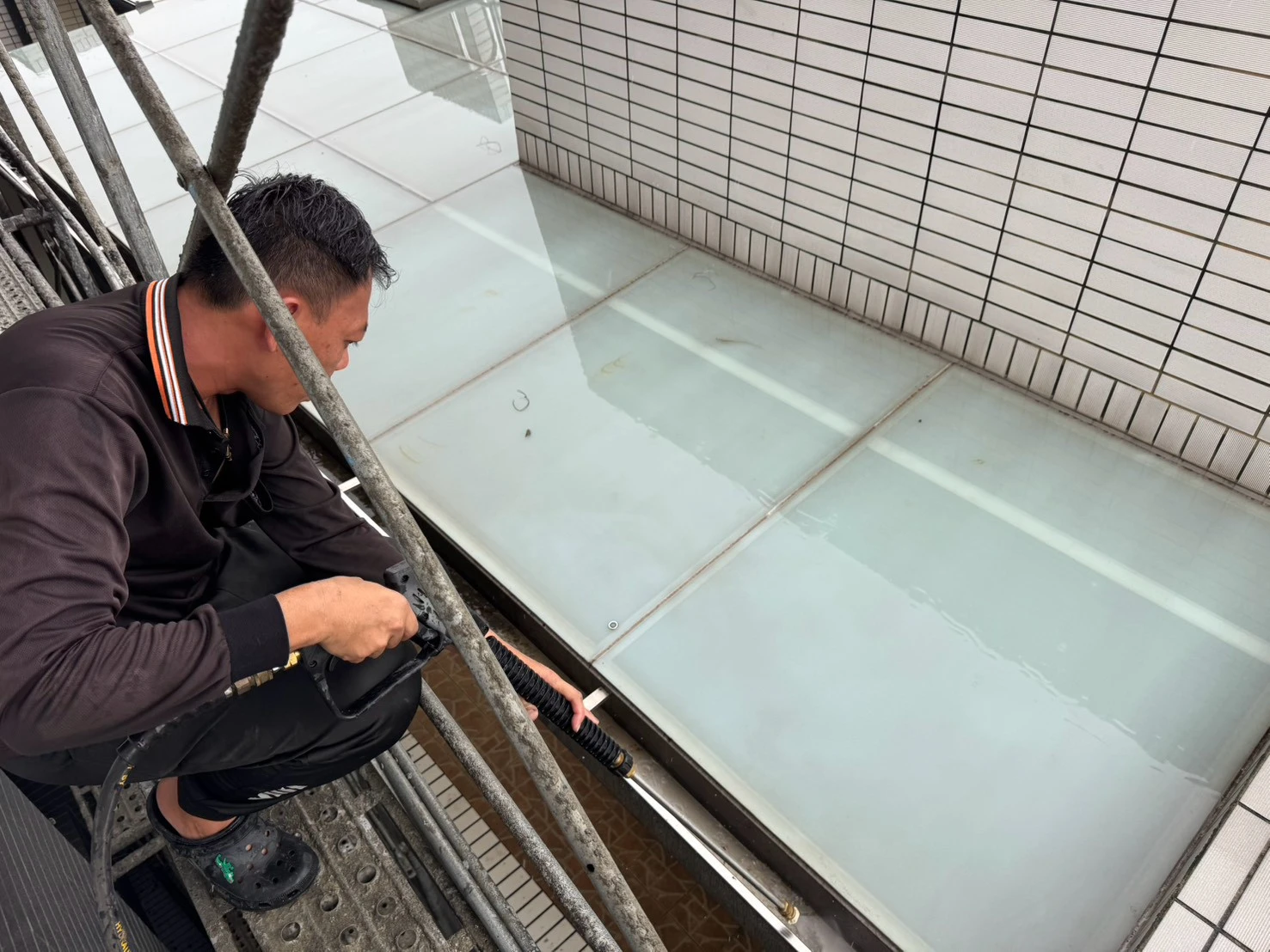 毅上豪建設公司(鳳翔案場)工作項目-高壓清洗臨房內外牆面