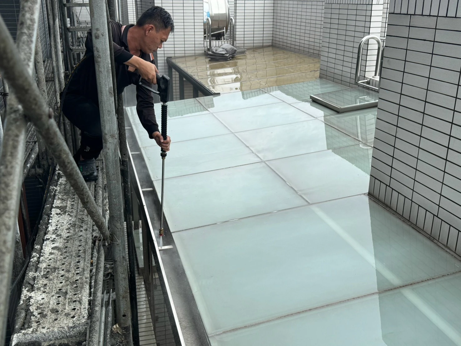 毅上豪建設公司(鳳翔案場)工作項目-高壓清洗臨房內外牆面