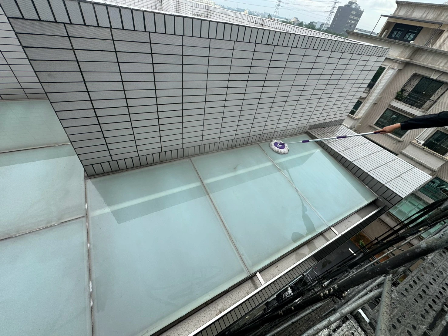 毅上豪建設公司(鳳翔案場)工作項目-高壓清洗臨房內外牆面